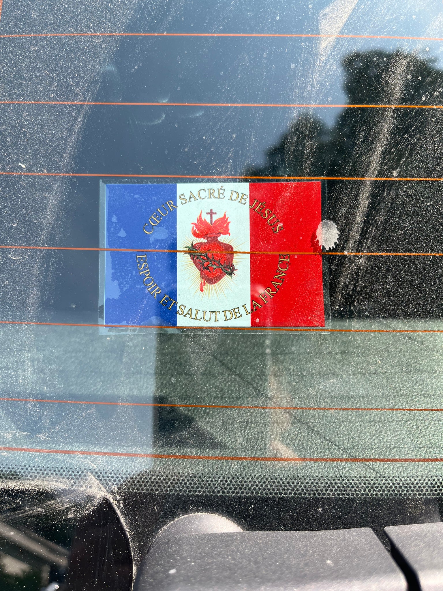 Des autocollants vintage, des cadres et un brutalisme géométrique en Des autocollants vintage, des cadres et un brutalisme géométrique en